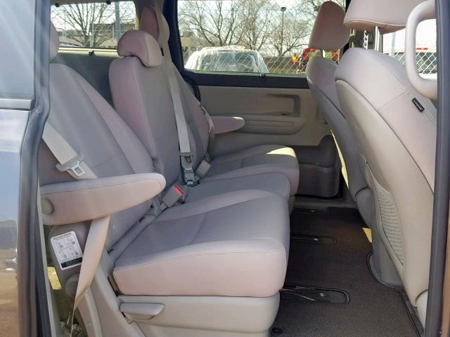 KNDMB5C10G6112303 - 2016 KIA SEDONA LX GRAY photo 6