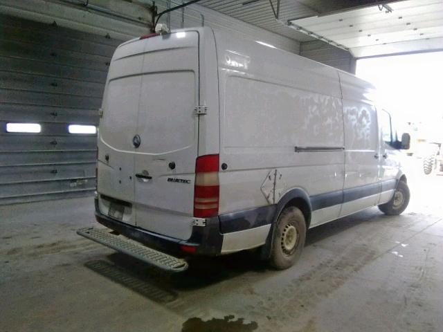 WD3PE8CB4B5573589 - 2011 MERCEDES-BENZ SPRINTER 2 WHITE photo 4