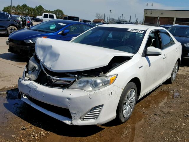 4T1BD1FK4CU054261 - 2012 TOYOTA CAMRY HYBR WHITE photo 2