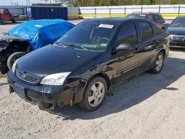 1FAHP34NX6W214530 - 2006 FORD FOCUS ZX4 BLACK photo 2