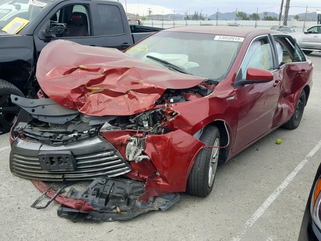 4T1BD1FK6HU214874 - 2017 TOYOTA CAMRY HYBR RED photo 2