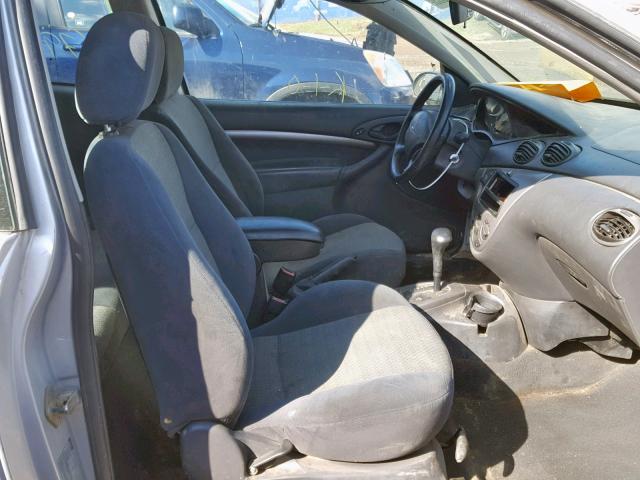 3FAFP31361R110073 - 2001 FORD FOCUS ZX3 SILVER photo 5