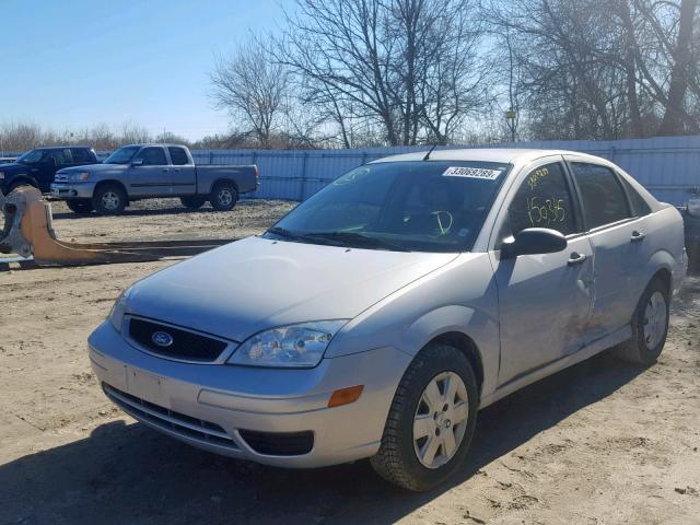 1FAHP34N57W257982 - 2007 FORD FOCUS ZX4 SILVER photo 2