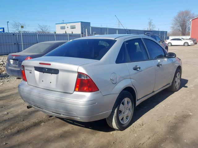 1FAHP34N57W257982 - 2007 FORD FOCUS ZX4 SILVER photo 4