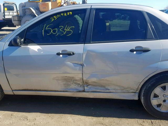 1FAHP34N57W257982 - 2007 FORD FOCUS ZX4 SILVER photo 9