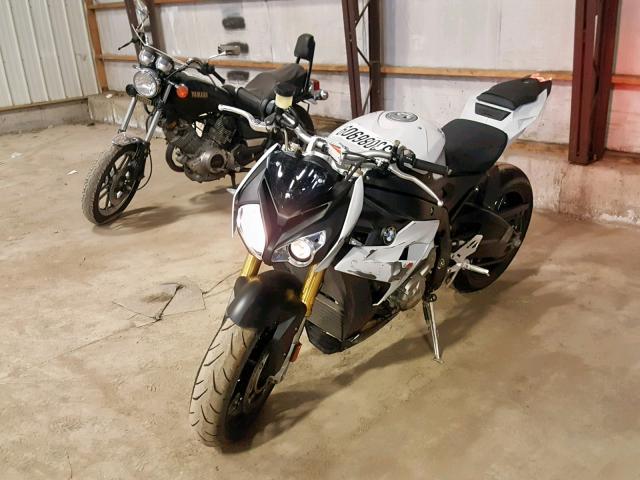 WB10D1207GZ696852 - 2016 BMW S 1000 R WHITE photo 2