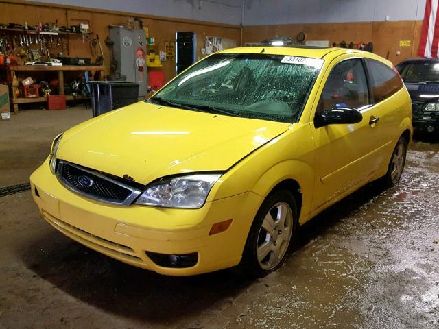 3FAFP31N05R154089 - 2005 FORD FOCUS ZX3 YELLOW photo 2