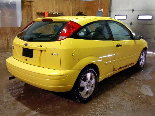 3FAFP31N05R154089 - 2005 FORD FOCUS ZX3 YELLOW photo 4