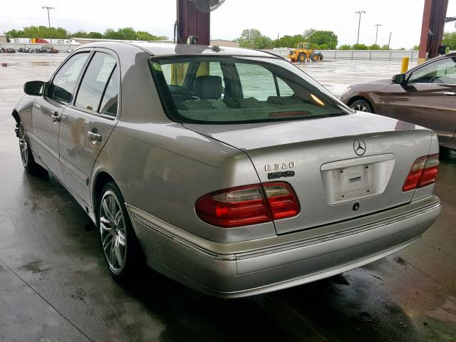 WDBJF65J3YB160329 - 2000 MERCEDES-BENZ E 320 SILVER photo 3