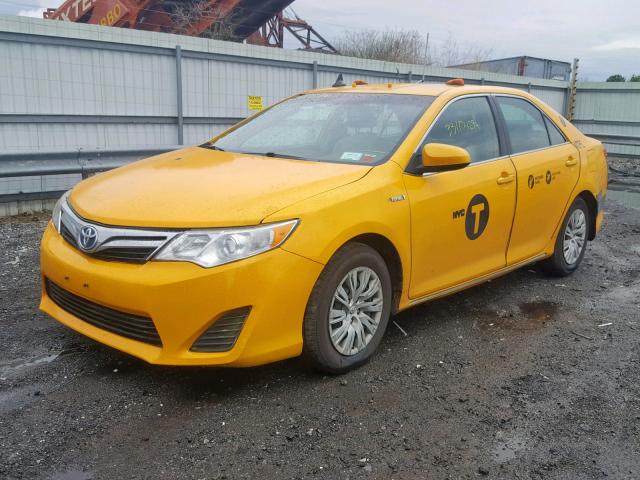 4T1BD1FKXCU060940 - 2012 TOYOTA CAMRY HYBR YELLOW photo 2