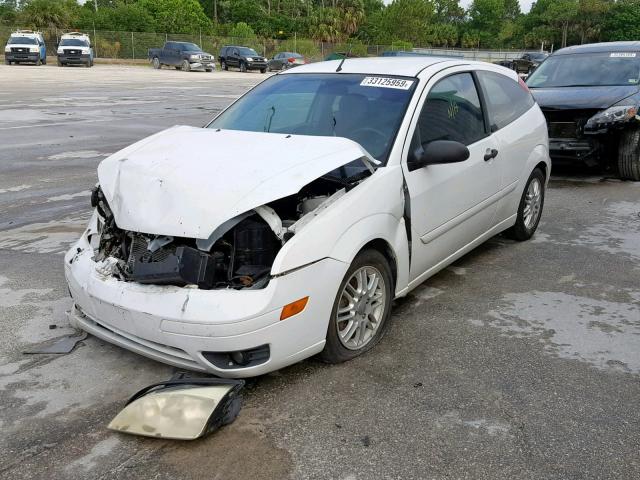 3FAFP31N95R146248 - 2005 FORD FOCUS ZX3 WHITE photo 2