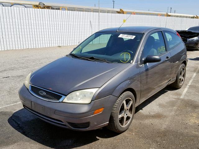 3FAFP31N45R127056 - 2005 FORD FOCUS ZX3 BLACK photo 2