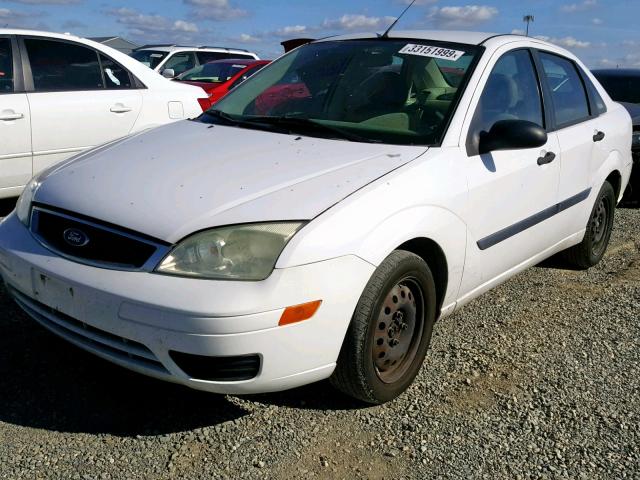 1FAFP34N76W190419 - 2006 FORD FOCUS ZX4 WHITE photo 2