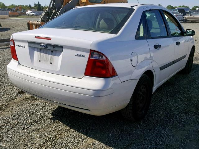 1FAFP34N76W190419 - 2006 FORD FOCUS ZX4 WHITE photo 4