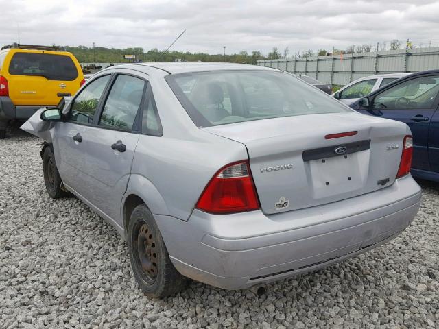 1FAFP34N75W242114 - 2005 FORD FOCUS ZX4 WHITE photo 3