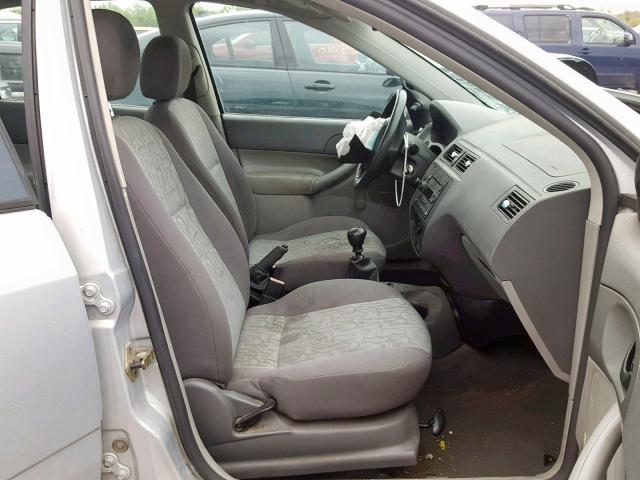 1FAFP34N75W242114 - 2005 FORD FOCUS ZX4 WHITE photo 5