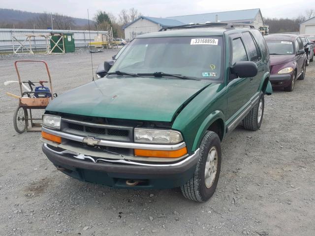 1GNDT13W2Y2241547 - 2000 CHEVROLET BLAZER GREEN photo 2