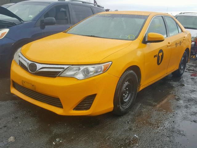 4T1BD1FK0EU128391 - 2014 TOYOTA CAMRY HYBR YELLOW photo 2