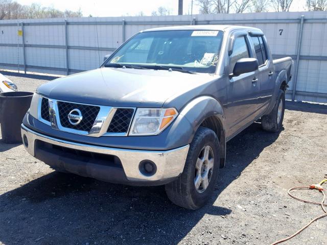 1N6AD07W06C432434 - 2006 NISSAN FRONTIER C GRAY photo 2