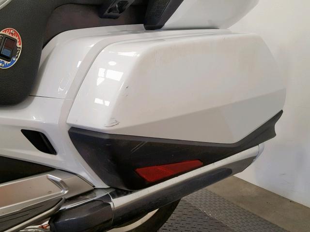 JH2SC7955JK003156 - 2018 HONDA GL1800 D WHITE photo 17