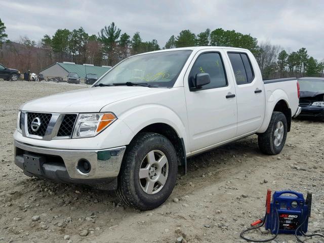 1N6AD07W98C413920 - 2008 NISSAN FRONTIER C WHITE photo 2