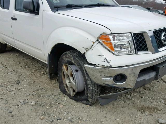 1N6AD07W98C413920 - 2008 NISSAN FRONTIER C WHITE photo 9