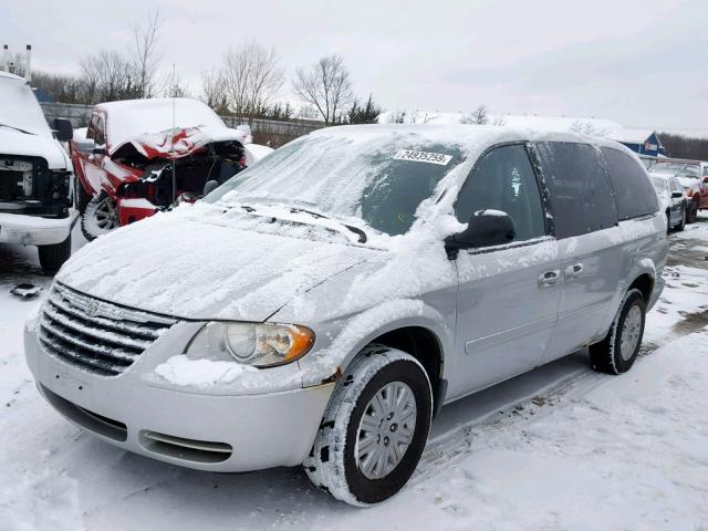 2C4GP44RX5R523324 - 2005 CHRYSLER TOWN & COU SILVER photo 2