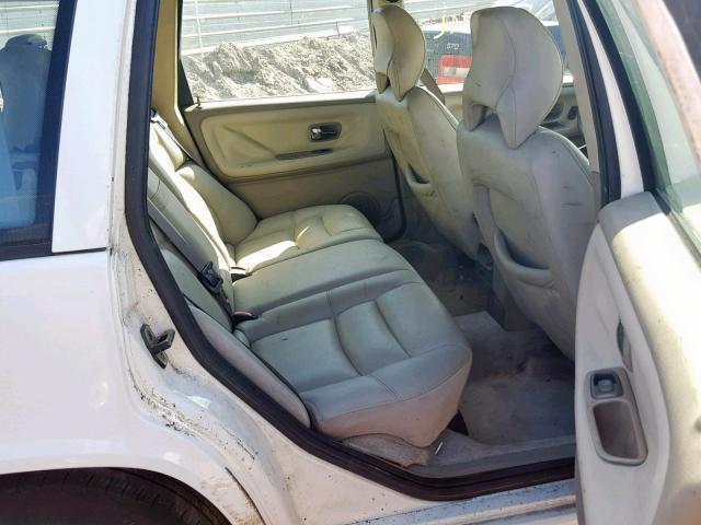 YV1LW5571W2447913 - 1998 VOLVO V70 WHITE photo 6