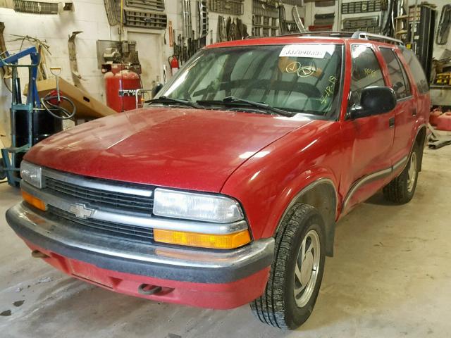 1GNDT13W9W2242420 - 1998 CHEVROLET BLAZER RED photo 2