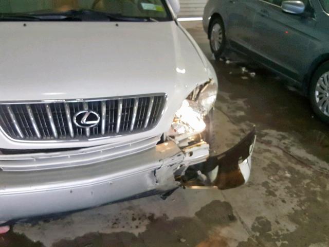 JTJHF10U320279485 - 2002 LEXUS RX 300 SILVER photo 9