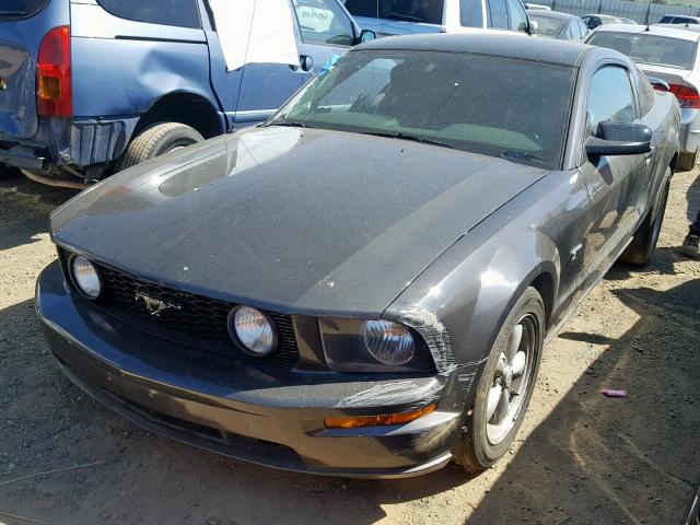 1ZVFT82H275257318 - 2007 FORD MUSTANG GT GRAY photo 2