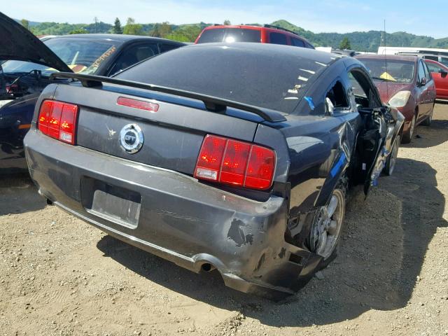 1ZVFT82H275257318 - 2007 FORD MUSTANG GT GRAY photo 4