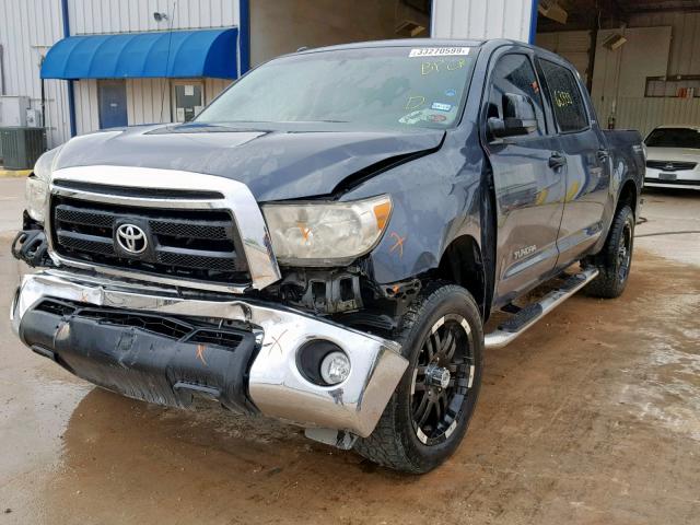 5TFEY5F11AX085550 - 2010 TOYOTA TUNDRA CRE GRAY photo 2