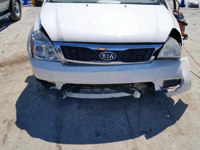 KNDMG4C77C6446225 - 2012 KIA SEDONA LX WHITE photo 9