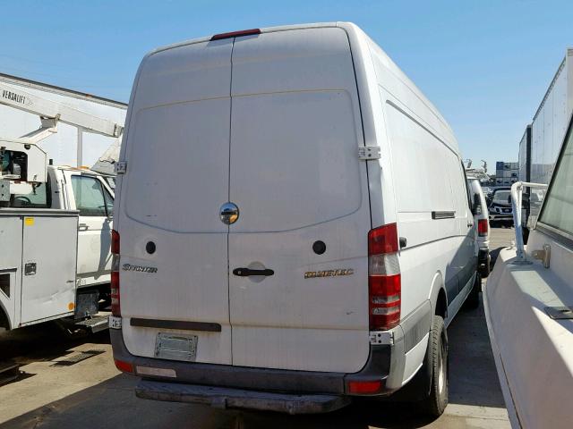 WD3PF4CCXB5507305 - 2011 MERCEDES-BENZ SPRINTER 3 WHITE photo 4