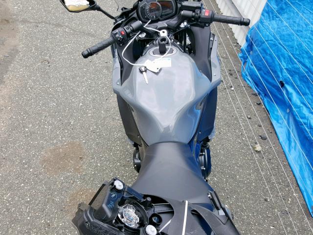 JKAEXEJ11JDA02613 - 2018 KAWASAKI EX650 J ნაცრისფერი ფოტო 5