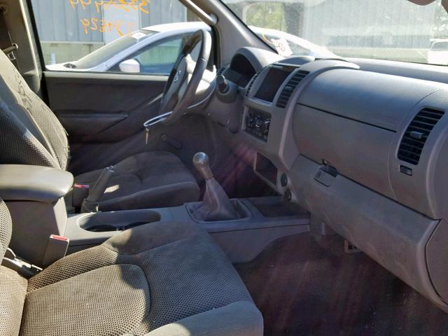 1N6AD07U26C440100 - 2006 NISSAN FRONTIER C RED photo 5