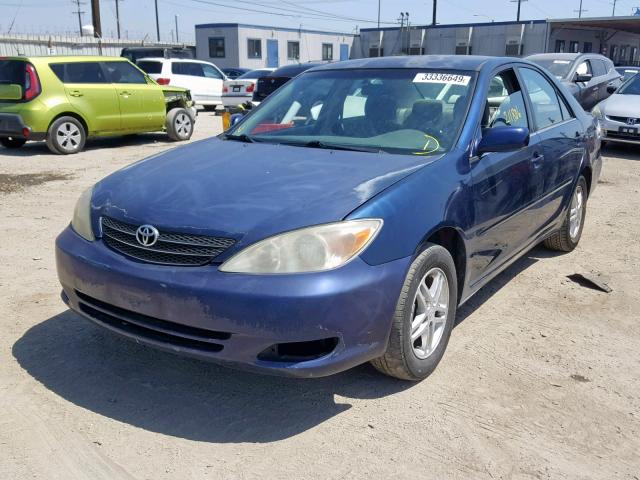 JTDBE32K530186438 - 2003 TOYOTA CAMRY LE BLUE photo 2