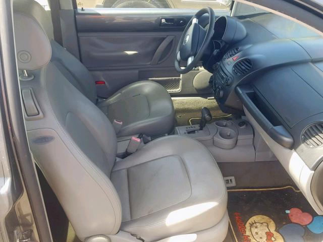 3VWBK31C65M401941 - 2005 VOLKSWAGEN NEW BEETLE ნაცრისფერი ფოტო 5