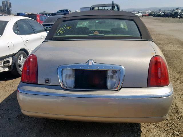 1LNHM81W42Y651060 - 2002 LINCOLN TOWN CAR E TAN photo 10