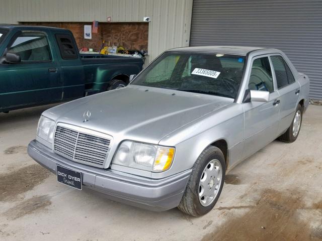 WDBEA32E6RC135412 - 1994 MERCEDES-BENZ E 320 SILVER photo 2