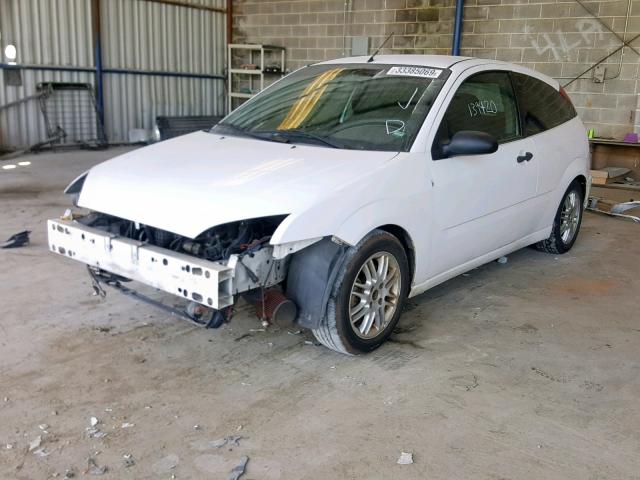 1FAFP31N47W167220 - 2007 FORD FOCUS ZX3 WHITE photo 2