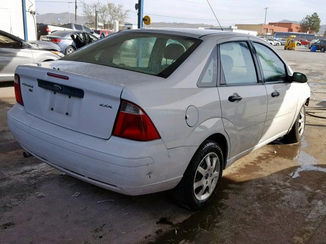 1FAFP34N85W294612 - 2005 FORD FOCUS ZX4 WHITE photo 4