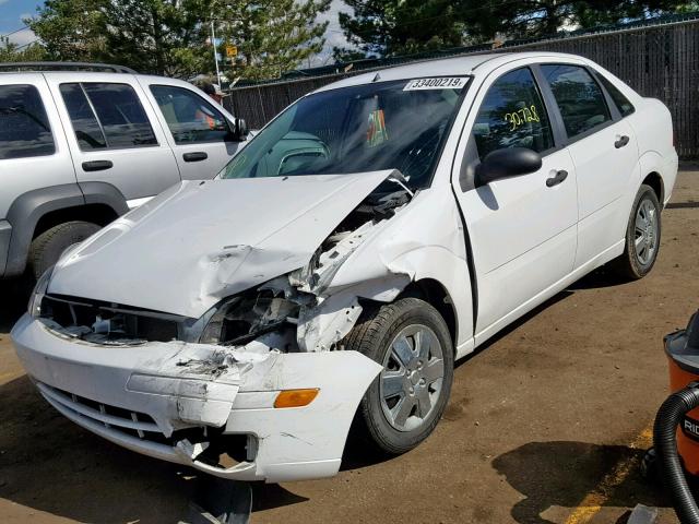 1FAHP34NX6W207013 - 2006 FORD FOCUS ZX4 WHITE photo 2