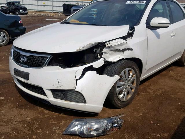 KNAFU4A23C5529811 - 2012 KIA FORTE EX WHITE photo 9