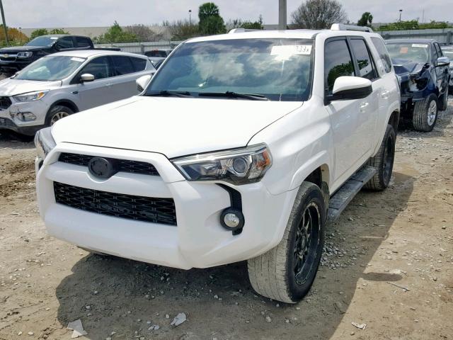 JTEBU5JR3F5226418 - 2015 TOYOTA 4RUNNER SR WHITE photo 2