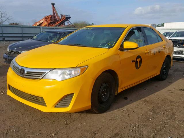 4T1BD1FKXEU112263 - 2014 TOYOTA CAMRY HYBR YELLOW photo 2