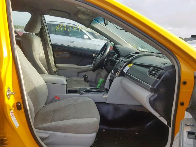 4T1BD1FKXEU112263 - 2014 TOYOTA CAMRY HYBR YELLOW photo 5