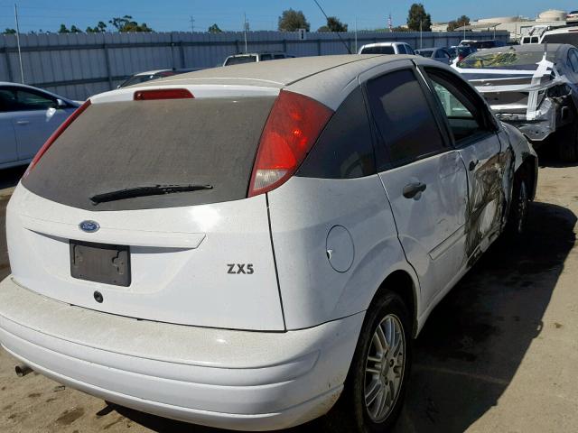 3FAFP37Z04R128634 - 2004 FORD FOCUS ZX5 WHITE photo 4