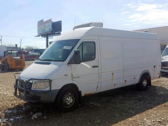 WDYPD744755831700 - 2005 FREIGHTLINER SPRINTER 2 WHITE photo 2